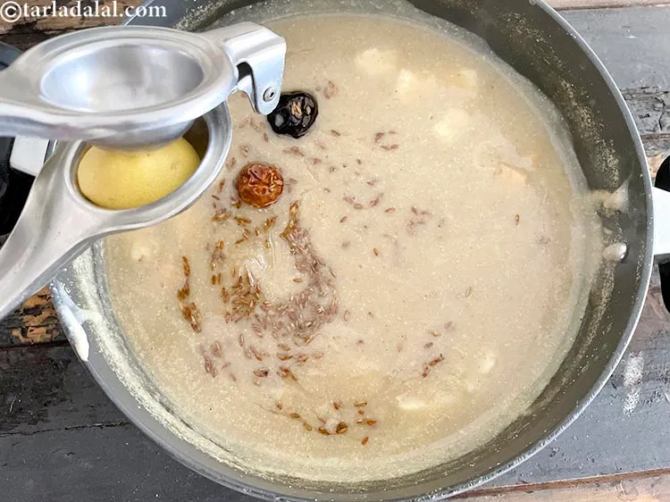 स्टेप 72 – १ टी-स्पून <a href=""https://www.tarladalal.com/glossary-lemon-juice-numbi-ka-ras-nimbu-ka-juice-hindi-471i"">नींबू का रस</a> डालें।