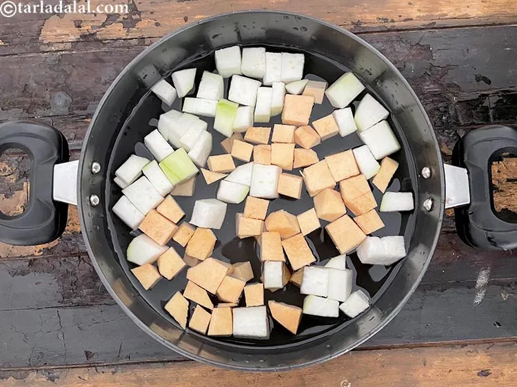 स्टेप 49 – १ कप छिले और <a href=""https://www.tarladalal.com/glossary-chopped-yam-hindi-806i"">कटे हुए रतालू</a> डालें।