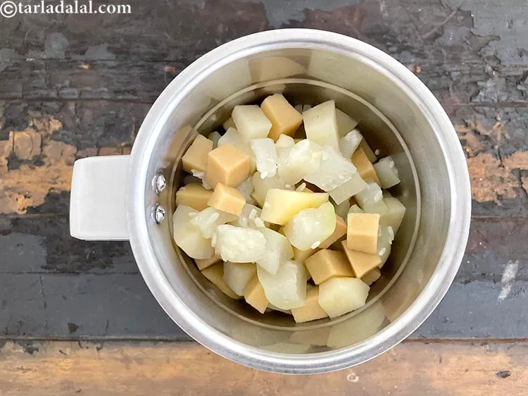 स्टेप 53 – तैयार उबली हुई सब्जियो को मिक्सर में डालें।