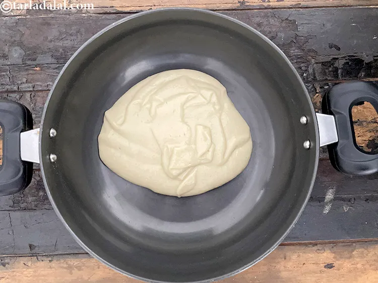 स्टेप 55 – इसे एक गहरे नॉन-स्टिक पैन में प्यूरी को निकाल लें।