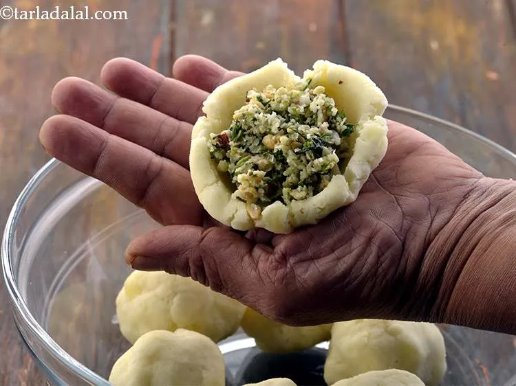 स्टेप 22 – स्टफिंग के एक हिस्से को चपटे आलू के मिश्रण के …