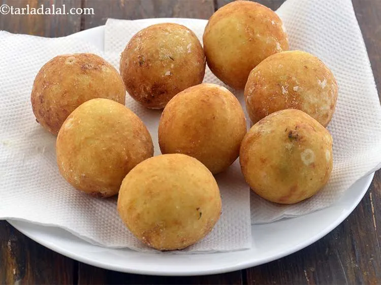 Step 29 – Drain the&nbsp;<strong>farali pattice | farali aloo pattice | &nbsp;Mumbai roadside farali pattice |</strong><strong>&nbsp;</strong>on absorbent paper.