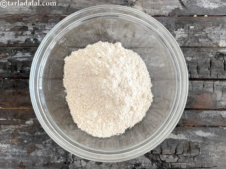 स्टेप 11 – एक गहरे कांच के कटोरे में ३/४ कप <a href=""https://www.tarladalal.com/glossary-whole-wheat-flour-gehun-ka-atta-gehun-ka-aata-hindi-429i"">गेहूं …