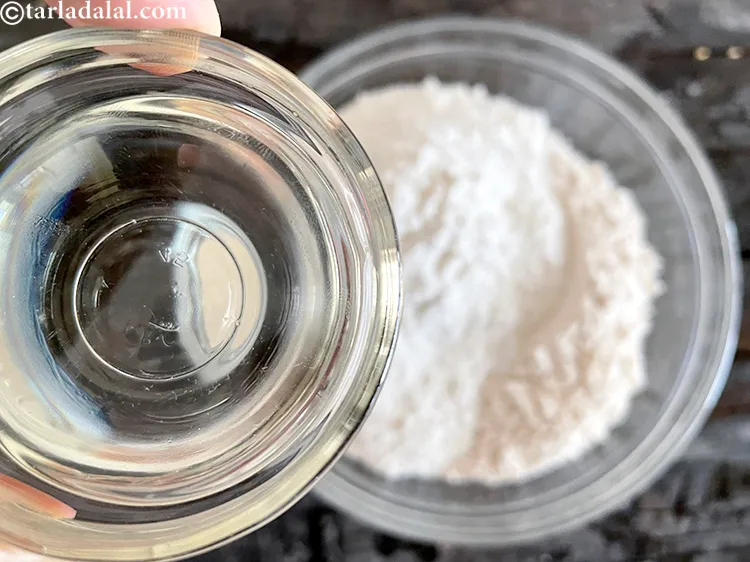 स्टेप 13 – ४ टी-स्पून <a href=""https://www.tarladalal.com/glossary-oil-hindi-671i"">तेल</a> डालें।