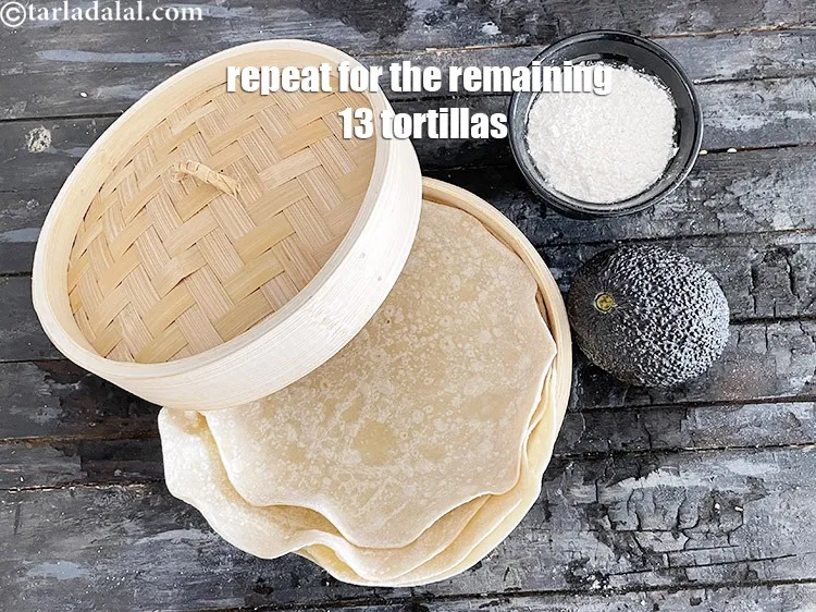 स्टेप 19 – शेष १३ टॉर्टिला के लिए दोहराएं।