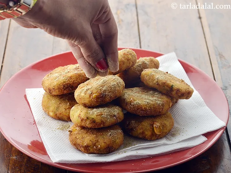 Step 23 – Sprinkle little <a href="https://www.tarladalal.com/glossary-chaat-masala-300i">chaat masala</a> evenly over each fritter.