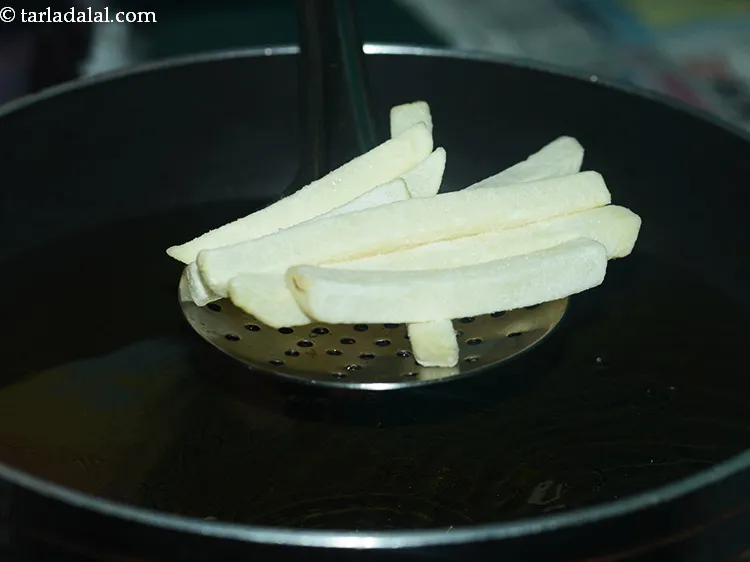 Step 5 – Add a few frozen fries in hot oil.&nbsp;