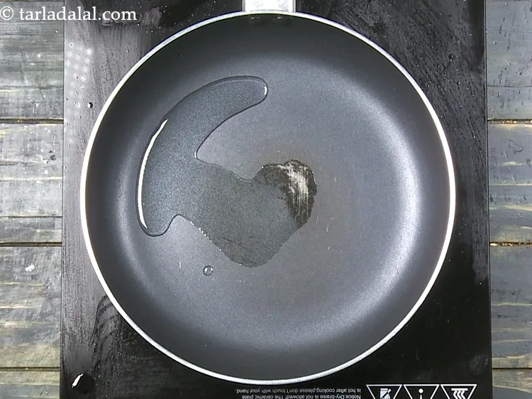 Step 10 – For the <strong>Mexican salsa</strong>, heat 2 tsp&nbsp;<a href="https://www.tarladalal.com/glossary-oil-671i">oil</a>&nbsp;in a broad non-stick pan.