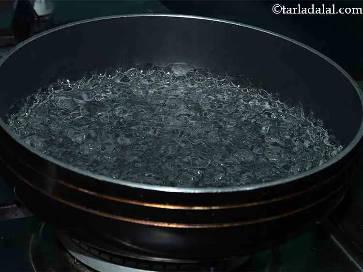 स्टेप 2 – एक बर्तन में पानी डालें और थोड़ा सा नमक डालकर …