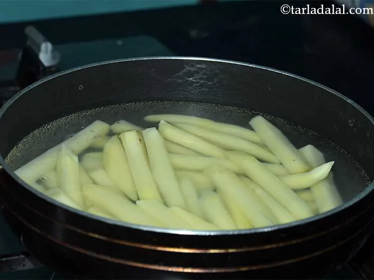 स्टेप 3 – आलू फिंगर्स डालें और उन्हें ५ से ७ मिनट तक …