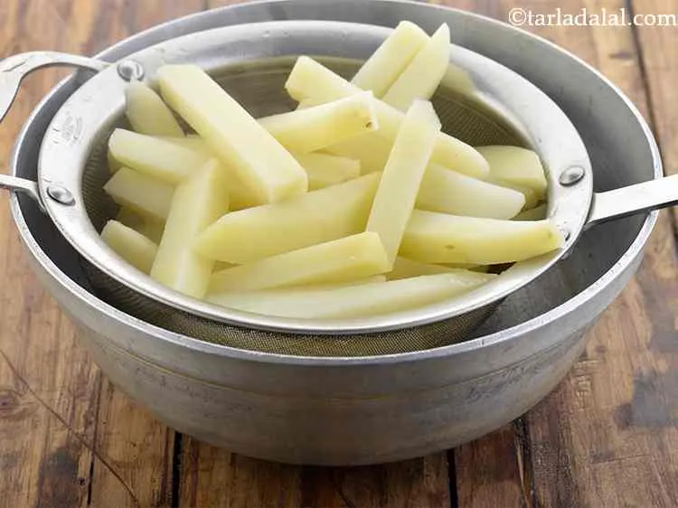 स्टेप 4 – आलू फिंगर्स को छान लें।