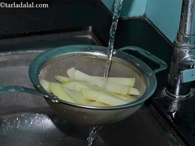 स्टेप 5 – इसे बहते पानी के नीचे ताज़ा करें, ताकि खाना पकाने …