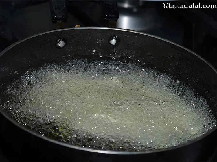 स्टेप 10 – आलू फिंगर को डीप फ्राई करने के लिए एक गहरी …