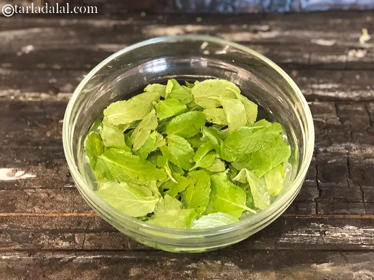 Step 4 – To make&nbsp;<strong>fresh mint and lemon tea&nbsp;</strong>take 1/4 cup chopped mint leaves in a deep bowl. …