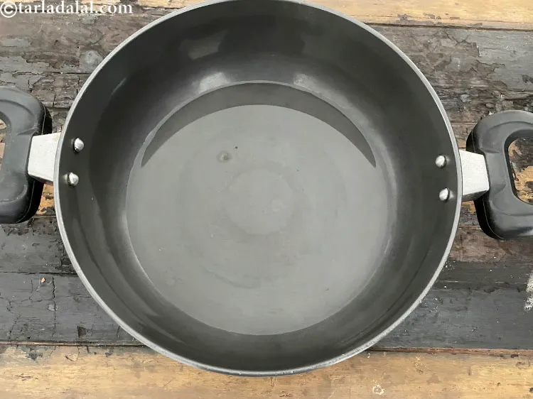 स्टेप 17 – एक गहरे बर्तन में १ कप पानी उबाल लें।