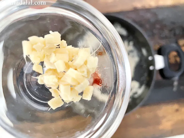 स्टेप 36 – १ टी-स्पून <a href=""https://www.tarladalal.com/glossary-chopped-ginger-hindi-786i"">बारीक कटा हुआ अदरक</a> डालें।