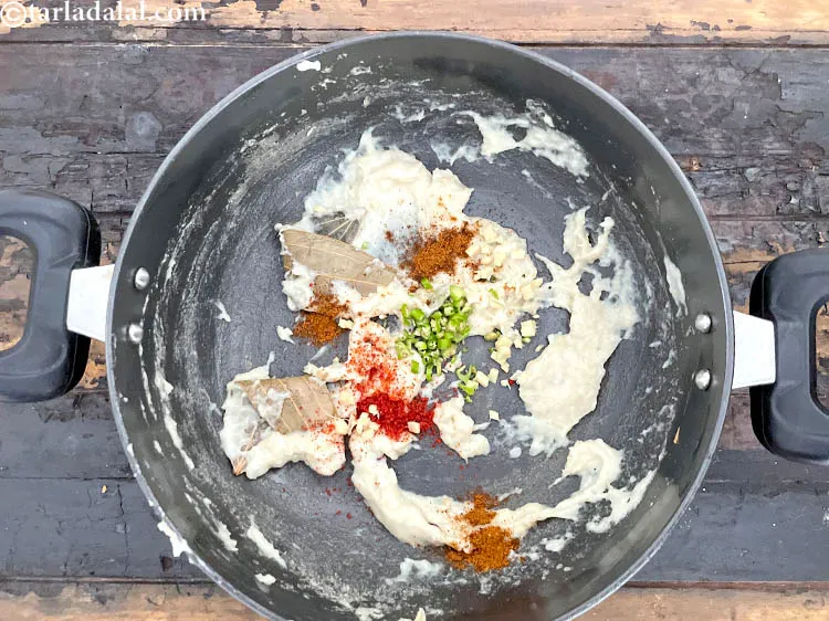 स्टेप 37 – १ टीस्पून <a href=""https://www.tarladalal.com/glossary-chopped-green-chilli-hindi-820i"">बारीक कटी हुई हरी मिर्च</a> डालें।