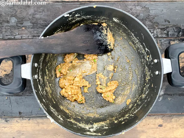 स्टेप 39 – मध्यम आंच पर १ मिनट तक पकाएं।