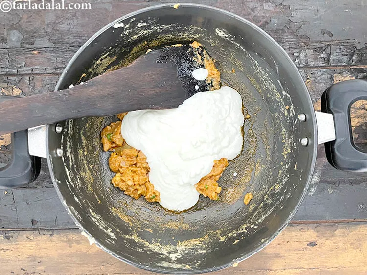 स्टेप 40 – आँच धीमी करें, ३/४ कप फेंटा हुआ ताज़ा <a href=""https://www.tarladalal.com/glossary-curd-dahi-yogurt-yoghurt-hindi-383i"">दही</a> …