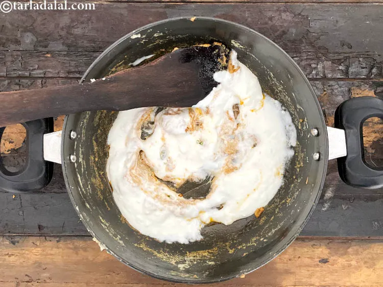 स्टेप 42 – धीमी आंच पर लगातार हिलाते हुए १ मिनट तक पकाएं।