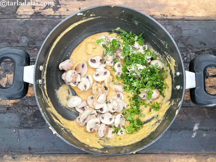 स्टेप 44 – १/४ कप <a href=""https://www.tarladalal.com/glossary-chopped-coriander-hindi-783i"">बारीक कटा हुआ हरा धनिया</a> डालें।