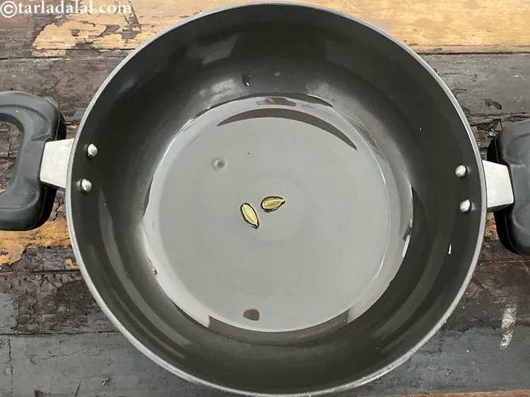 स्टेप 28 – २ <a href=""https://www.tarladalal.com/glossary-cardamom-elaichi-hindi-262i"">इलायची</a> डालें।