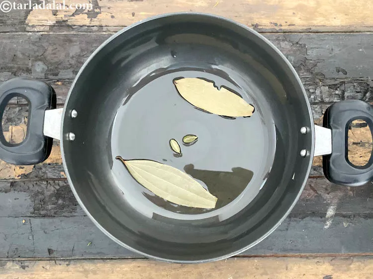 स्टेप 29 – २ <a href=""https://www.tarladalal.com/glossary-bayleaf-tejpatta-tej-patta-hindi-189i"" target=""_blank"">तेजपत्ता </a>डालें।