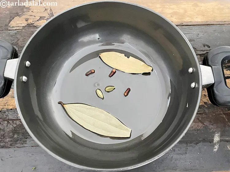 स्टेप 30 – ३&nbsp;<a href=""https://www.tarladalal.com/glossary-cloves-hindi-322i"">लौंग</a>&nbsp;डालें।