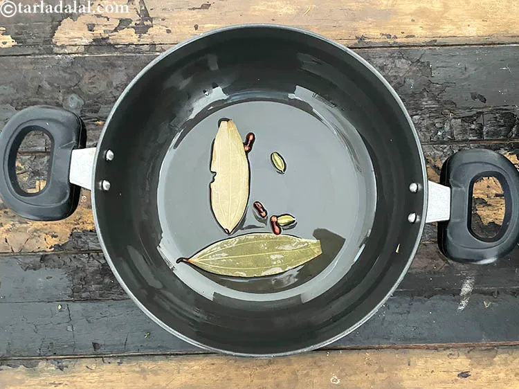 स्टेप 31 – मध्यम आंच पर कुछ सेकंड के लिए भून लें।