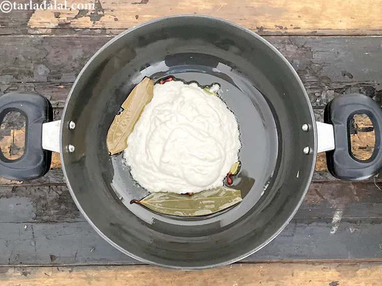 स्टेप 32 – प्याज की पेस्ट डालें।