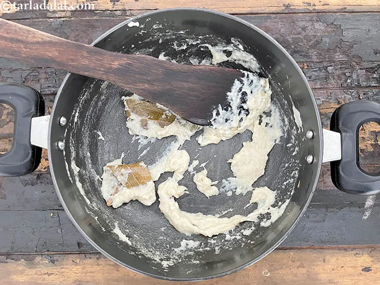 स्टेप 33 – मध्यम आंच पर २ से ३ मिनट के लिए भून …