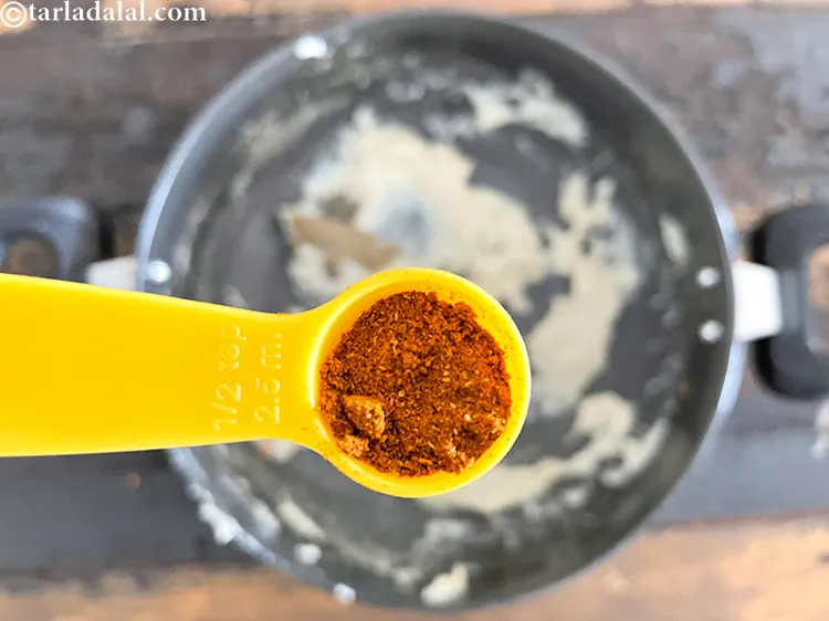 स्टेप 34 – १/२ टीस्पून <a href=""https://www.tarladalal.com/glossary-garam-masala-hindi-296i"">गरम मसाला</a> डालें।