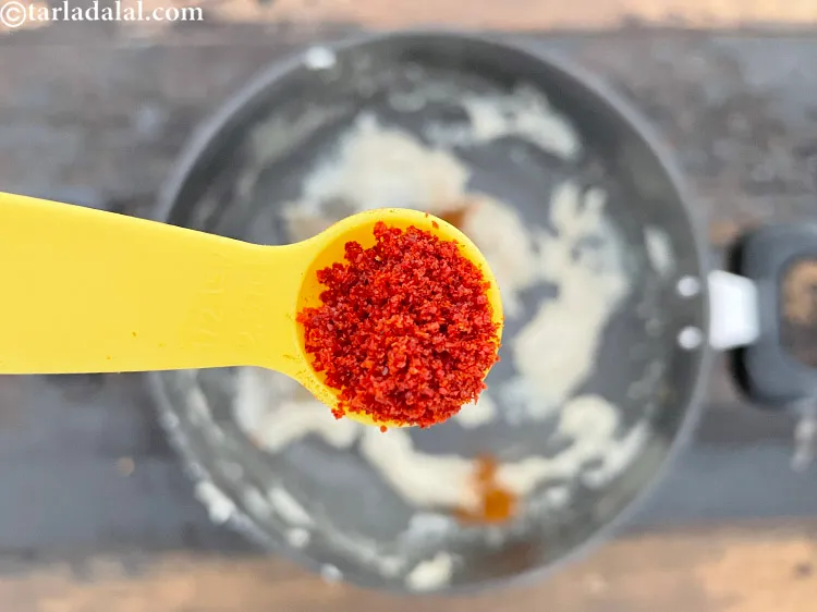 स्टेप 35 – १/२ टीस्पून <a href=""https://www.tarladalal.com/glossary-chilli-powder-red-chilli-powder-hindi-339i"">लाल मिर्च पाउडर</a> डालें।