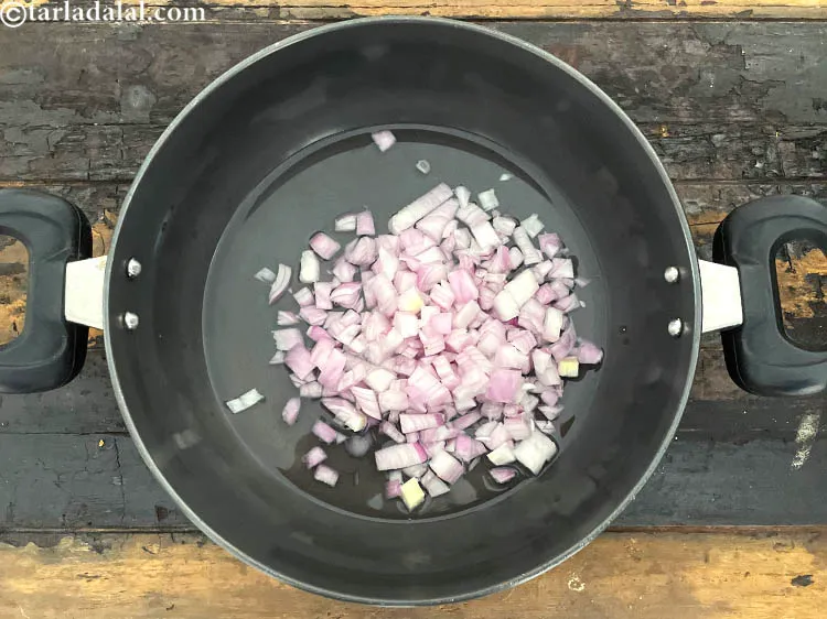 स्टेप 18 – १ कप <a href=""https://www.tarladalal.com/glossary-broken-cashew-nut-hindi-906i"">कटे हुए प्याज़</a> डालें।