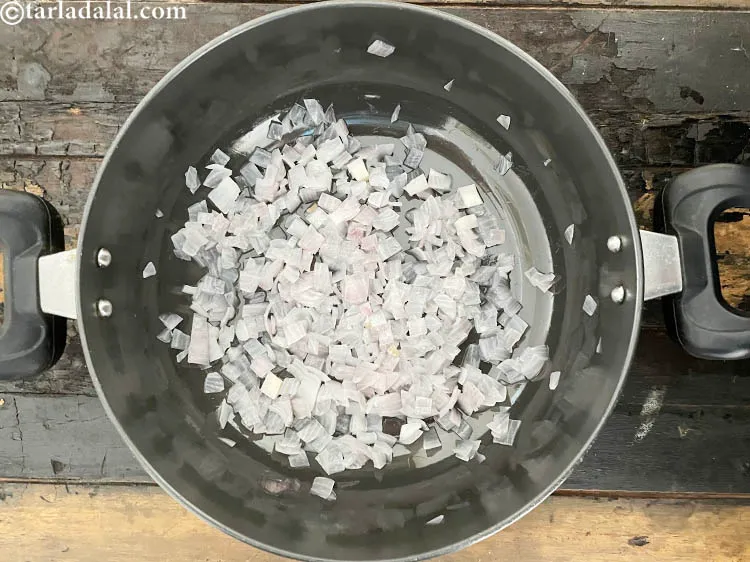 स्टेप 19 – मध्यम आंच पर प्याज के नरम होने तक पकाएं।