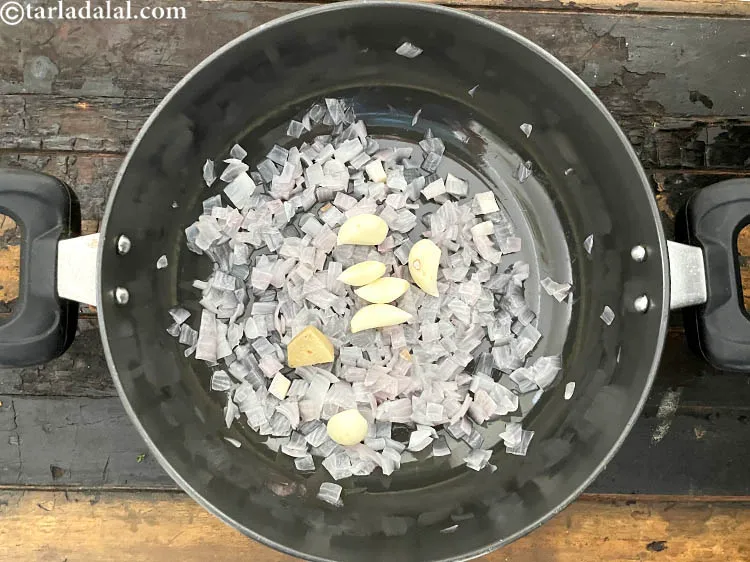 स्टेप 22 – १२ मिलीमीटर (1/2&quot;) <a href=""https://www.tarladalal.com/glossary-ginger-adrak-hindi-453i"">अदरक</a> का टुकड़ा डालें।