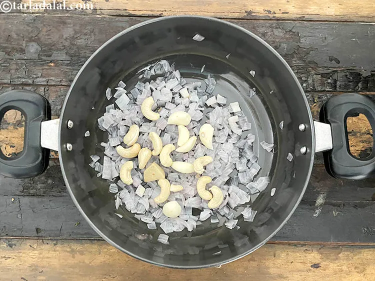 स्टेप 23 – २ टेबल-स्पून <a href=""https://www.tarladalal.com/glossary-broken-cashew-nut-hindi-906i"">टुकड़ा काजू</a> डालें।