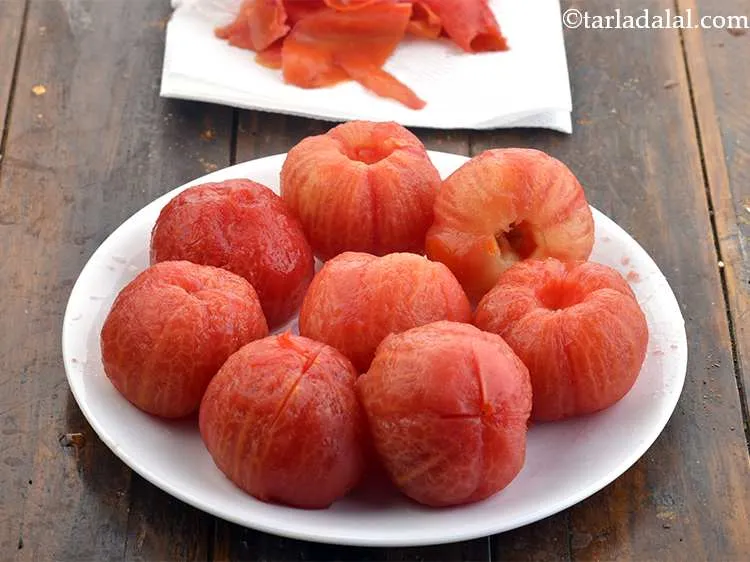 स्टेप 13 – जब टमाटर ठंडा हो जाए तो छीलकर उसका छिलका और …