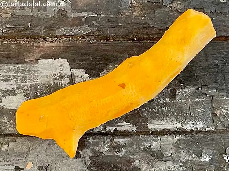 स्टेप 3 – ताजी हल्दी की त्वचा को पीलर की मदद से छील …