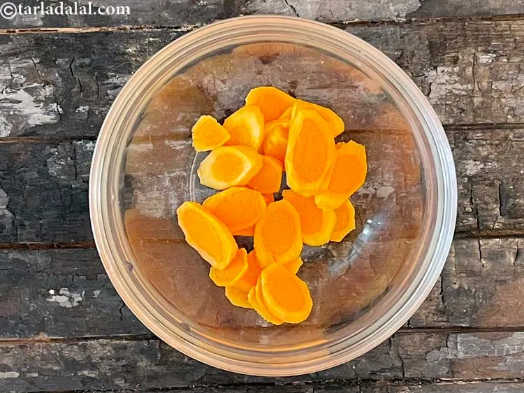 Step 4 – Make slices of the fresh turmeric.