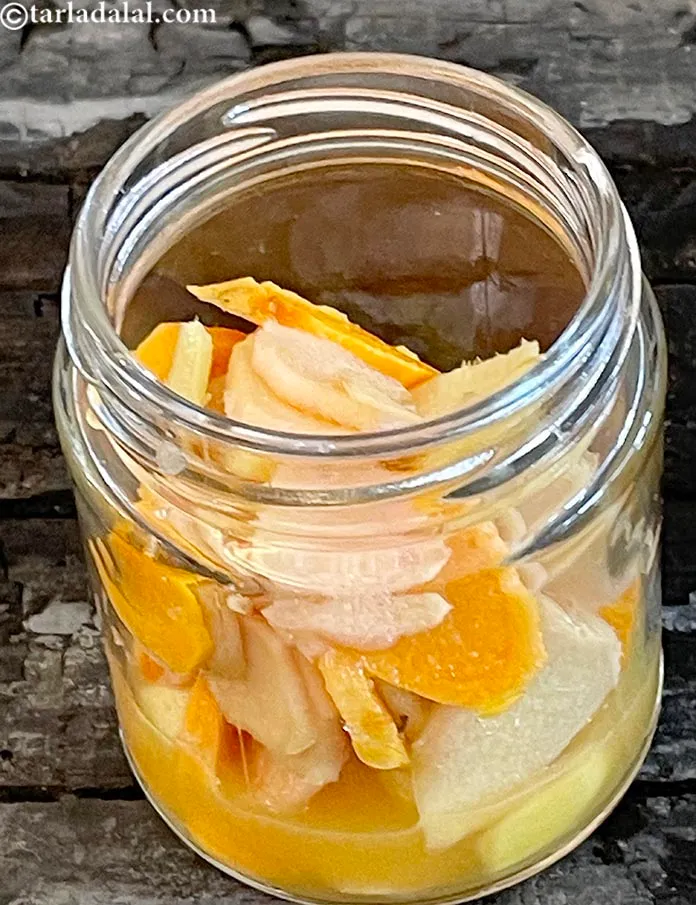 Step 11 – <meta charset="UTF-8" /> Serve or store the&nbsp;fresh turmeric and ginger pickle&nbsp;refrigerated in the same glass …