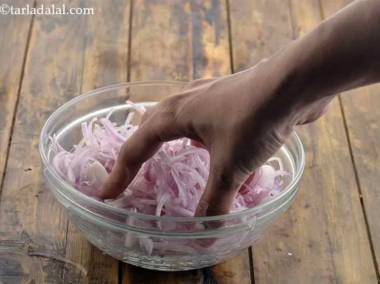 स्टेप 3 – धीरे-धीरे अपने हाथों से प्याज को टॉस करें ताकि नमक …