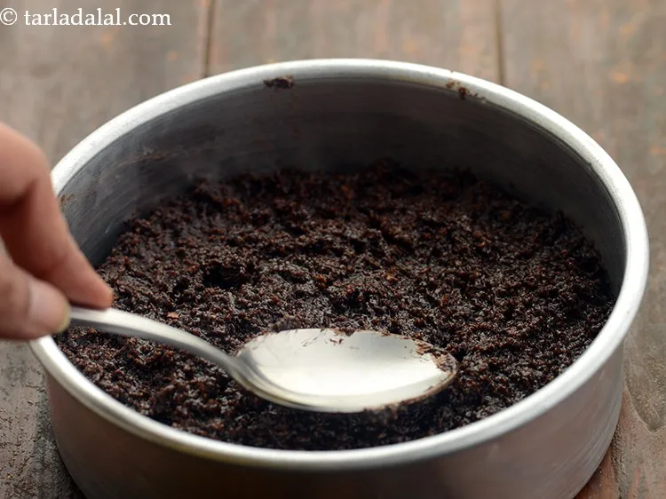 स्टेप 9 – मिश्रण को १५० मिमी (६ &rdquo;) गोल ढीले तले वाले …