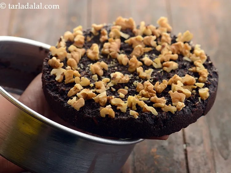 स्टेप 12 – केक टिन से इसे सावधानी से बाहर निकालें।