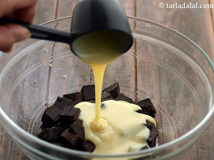 स्टेप 2 – कन्डेन्स्ड मिल्क डालें। यह <strong>फ़ज फिंगर्स</strong> को मीठा करता है, …