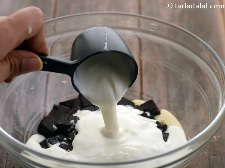 स्टेप 3 – फ्रेश क्रीम डालें। यह <strong>गुइं चॉकलेट फ़ज</strong> को स्वादिष्ट और …