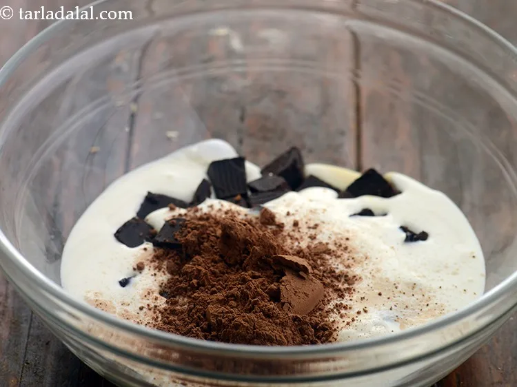 स्टेप 4 – कोको पाउडर डालें। चॉकलेट फ़ज फिंगर्स में चॉकलेट के स्वाद …