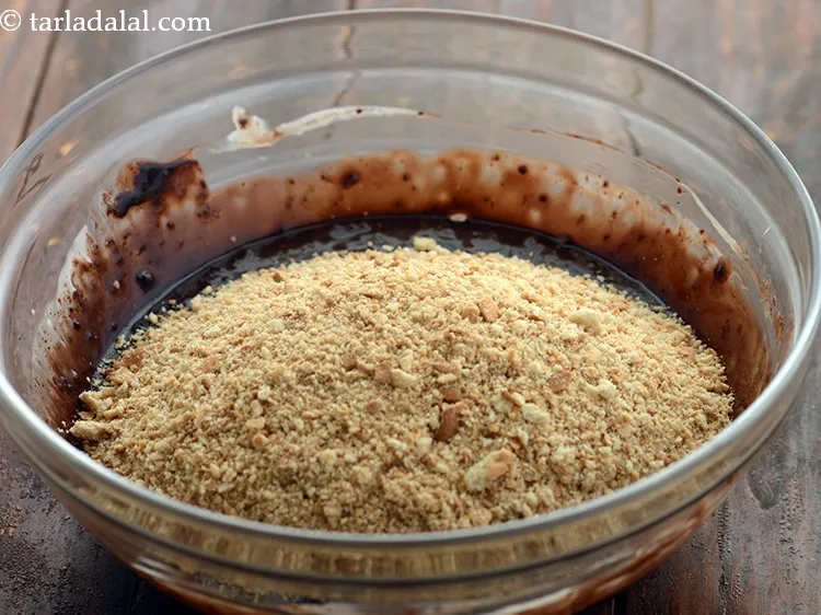 स्टेप 7 – बिस्कुट डालें। ये <strong>चॉकलेट फ़ज फिंगर्स</strong> को एक अच्छा क्रंच …