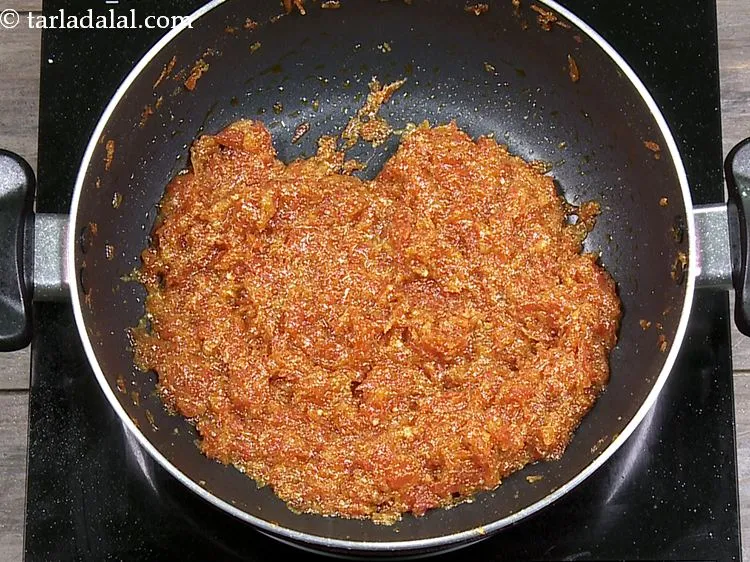 स्टेप 14 – अच्छी तरह से मिलाएं और गाजर का हलवा खोया के …