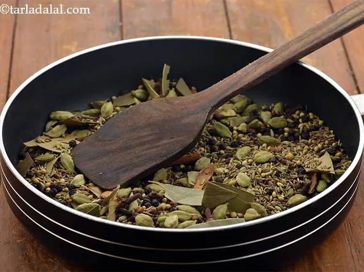 स्टेप 12 – मध्यम आँच पर २ से ३ मिनट तक लगातार हिलाते …